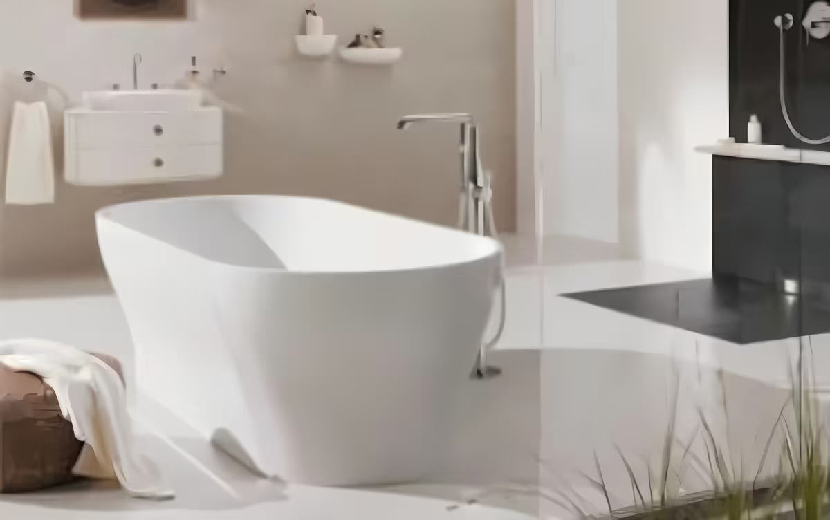 Talna armatura za kad Grohe Essence New v kromu z ročno prho in vrtljivim izlivom