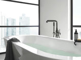 Talna armatura za kad Grohe Essence New s tuš setom v izvedbi Hard Graphite.