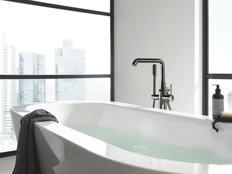 Talna armatura za kad Grohe Essence New s tuš setom v izvedbi Hard Graphite.