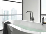 Talna armatura za kad Grohe Essence New z ročno prho v izvedbi brushed hard graphite.