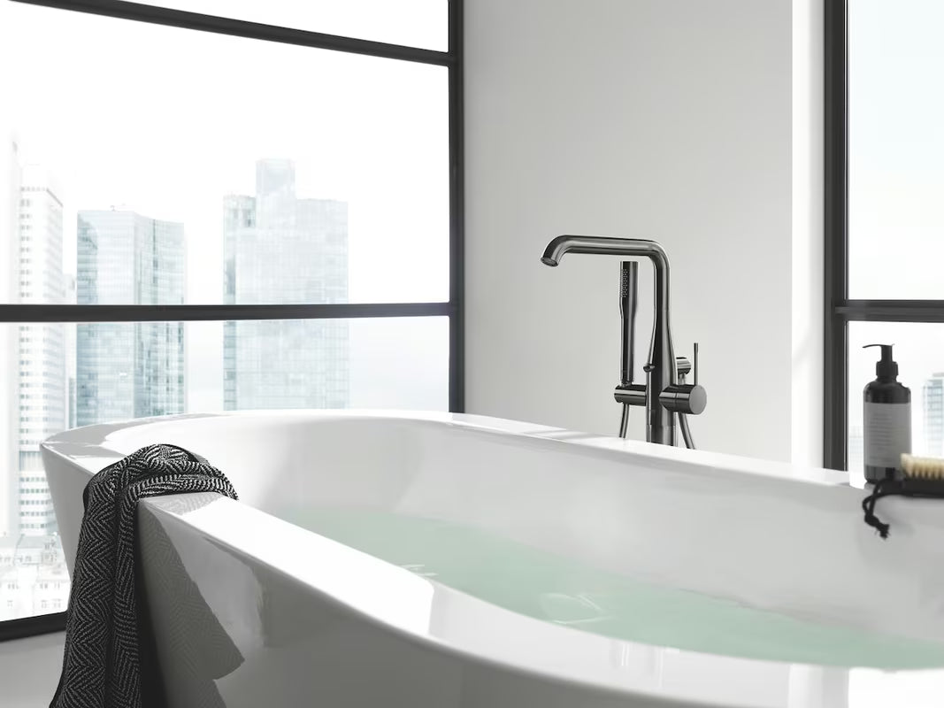 Talna armatura za kad Grohe Essence New z ročno prho v izvedbi brushed hard graphite.