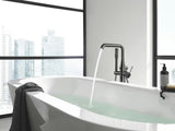 Talna armatura za kad Grohe Essence New z ročno prho v izvedbi brushed hard graphite.
