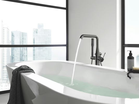 Talna armatura za kad Grohe Essence New z ročno prho v izvedbi brushed hard graphite.