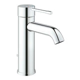 Kromirana enoročna armatura za umivalnik Grohe Essence New z odtočnim kompletom in ukrivljenim izlivom.