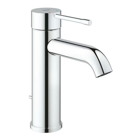 Kromirana enoročna armatura za umivalnik Grohe Essence New z odtočnim kompletom in ukrivljenim izlivom.