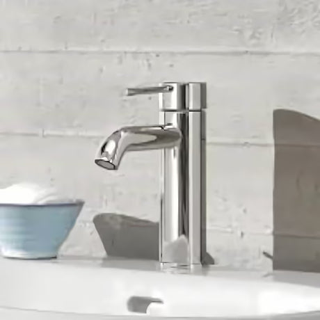 Kromirana enoročna armatura za umivalnik Grohe Essence New z odtočnim kompletom in ukrivljenim izlivom.