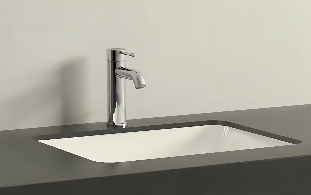 Kromirana enoročna armatura za umivalnik Grohe Essence New z odtočnim kompletom in ukrivljenim izlivom.