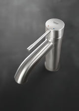 Umivalniška enoročna armatura Grohe Essence New z visokim izlivom in površino supersteel.