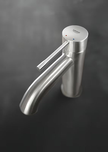 Umivalniška enoročna armatura Grohe Essence New z visokim izlivom in površino supersteel.