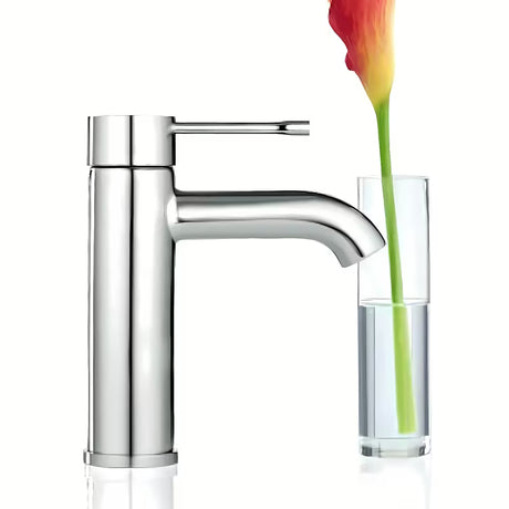 Kromirana enoročna armatura za umivalnik Grohe Essence New z gladkim ohišjem in ukrivljenim izlivom