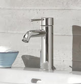 Kromirana enoročna armatura za umivalnik Grohe Essence New z odtočnim kompletom in varčnimi tehnologijami.