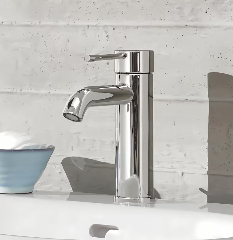 Kromirana enoročna armatura za umivalnik Grohe Essence New z odtočnim kompletom in varčnimi tehnologijami.