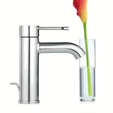 Kromirana enoročna armatura za umivalnik Grohe Essence New z odtočnim kompletom in varčnimi tehnologijami.