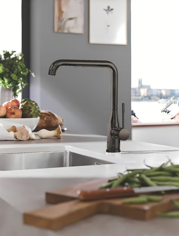 Kuhinjska enoročna armatura Grohe Essence New z visokim vrtljivim izlivom v izvedbi Hard Graphite.