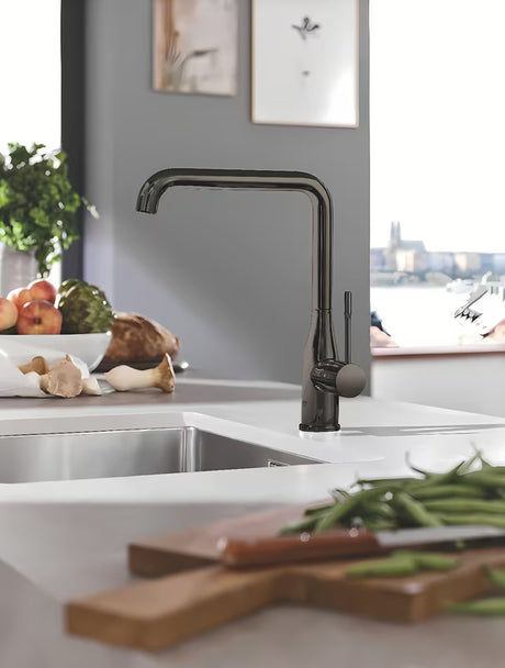 Kuhinjska enoročna armatura Grohe Essence New z visokim vrtljivim izlivom v izvedbi Hard Graphite.