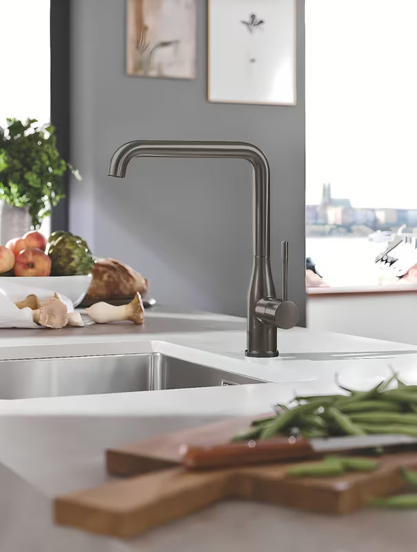 Grohe Essence New kuhinjska enoročna armatura z visokim vrtljivim izlivom v barvi brushed hard graphite