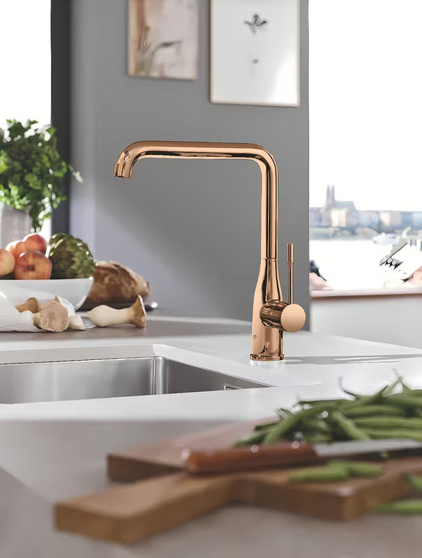 Kuhinjska enoročna armatura Grohe Essence New z visokim vrtljivim izlivom v izvedbi warm sunset
