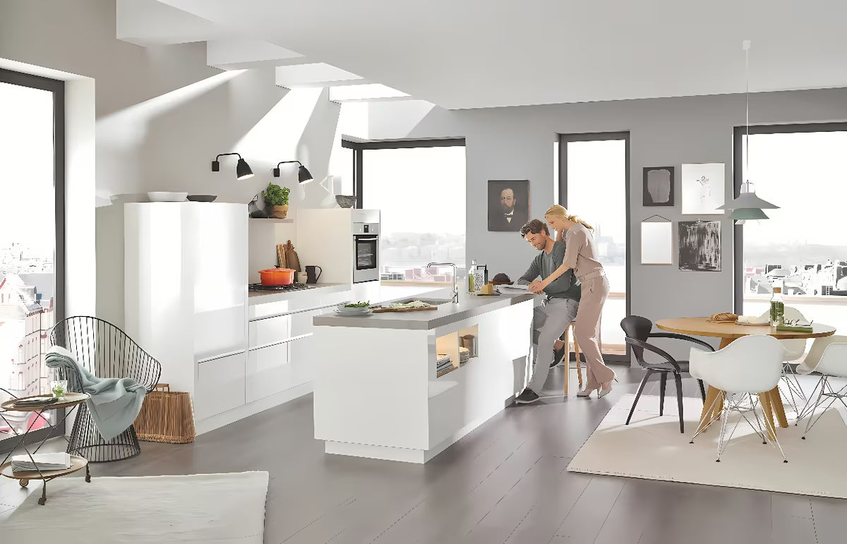 Kuhinjska armatura za pomivalno korito Grohe Essence New z visokim vrtljivim izlivom v izvedbi supersteel.