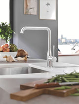 Kuhinjska armatura za pomivalno korito Grohe Essence New z visokim vrtljivim izlivom v izvedbi supersteel.