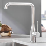 Kuhinjska armatura za pomivalno korito Grohe Essence New z visokim vrtljivim izlivom v izvedbi supersteel.