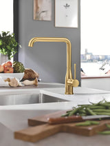 Grohe Essence New armatura za pomivalno korito z visokim vrtljivim izlivom v površinski obdelavi Brushed Cool Sunrise.