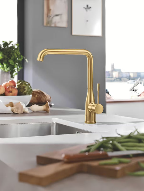 Grohe Essence New armatura za pomivalno korito z visokim vrtljivim izlivom v površinski obdelavi Brushed Cool Sunrise.