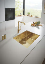 Grohe Essence New armatura za pomivalno korito z visokim vrtljivim izlivom v površinski obdelavi Brushed Cool Sunrise.