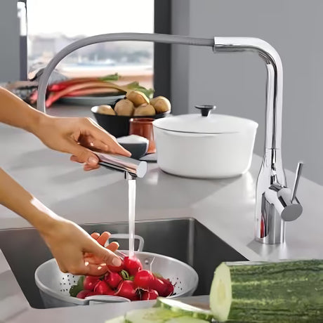 Kromirana armatura za pomivalno korito Grohe Essence New z visokim vrtljivim izlivom in izvlečno prho
