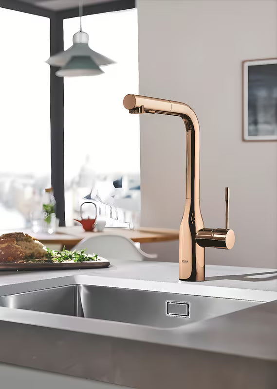 Armatura za Pomivalno Korito Grohe Essence New z visokim vrtljivim izlivom in izvlečno prho v barvi warm sunset.