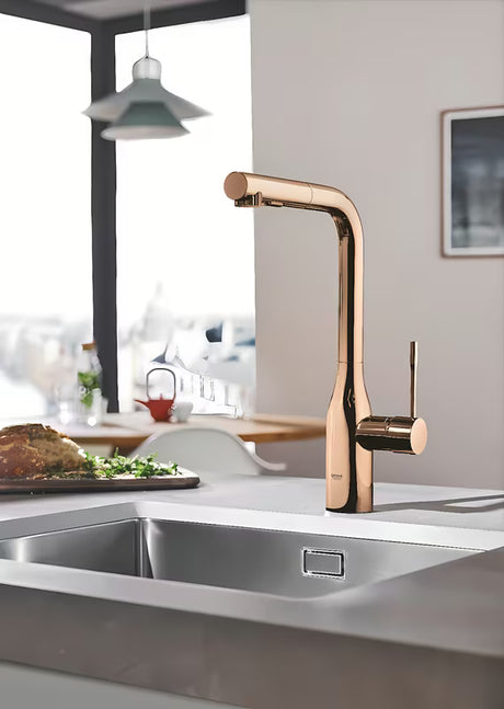 Armatura za Pomivalno Korito Grohe Essence New z visokim vrtljivim izlivom in izvlečno prho v barvi warm sunset.