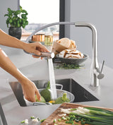 Grohe Essence New armatura za pomivalno korito z visokim vrtljivim izlivom in izvlečno prho v površini supersteel.
