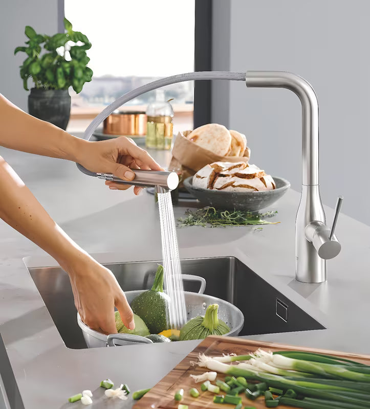 Grohe Essence New armatura za pomivalno korito z visokim vrtljivim izlivom in izvlečno prho v površini supersteel.