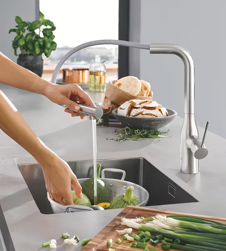 Grohe Essence New armatura za pomivalno korito z visokim vrtljivim izlivom in izvlečno prho v površini supersteel.