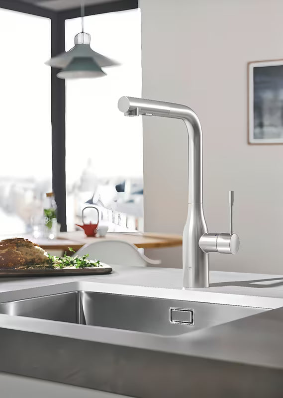 Grohe Essence New armatura za pomivalno korito z visokim vrtljivim izlivom in izvlečno prho v površini supersteel.