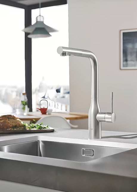 Grohe Essence New armatura za pomivalno korito z visokim vrtljivim izlivom in izvlečno prho v površini supersteel.