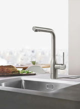 Grohe Essence New armatura za pomivalno korito z visokim vrtljivim izlivom in izvlečno prho v površini supersteel.