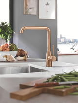 Armatura za Pomivalno Korito Grohe Essence New z visokim vrtljivim izlivom in izvlečno prho v izvedbi brushed warm sunset.