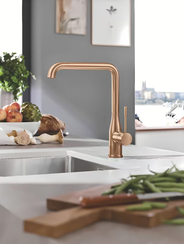 Armatura za Pomivalno Korito Grohe Essence New z visokim vrtljivim izlivom in izvlečno prho v izvedbi brushed warm sunset.