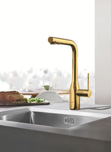 Grohe Essence New armatura za pomivalno korito v barvi cool sunrise z visokim vrtljivim izlivom in izvlečno prho