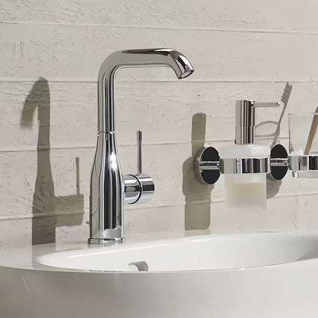 Grohe Essence New visoka armatura za umivalnik v krom izvedbi z vrtljivim izlivom in izlivom