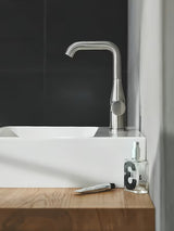 Visoka enoročna armatura za umivalnik Grohe Essence New v izvedbi supersteel z vrtljivim izlivom