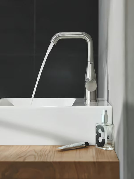 Visoka enoročna armatura za umivalnik Grohe Essence New v izvedbi supersteel z vrtljivim izlivom