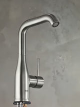 Visoka enoročna armatura za umivalnik Grohe Essence New v izvedbi supersteel z vrtljivim izlivom
