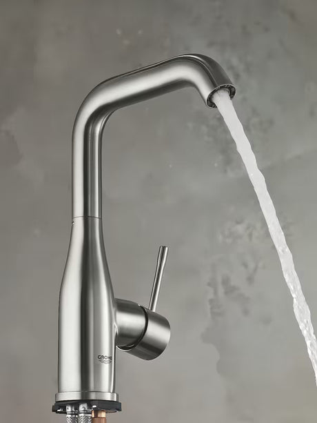Visoka enoročna armatura za umivalnik Grohe Essence New v izvedbi supersteel z vrtljivim izlivom