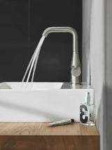 Visoka enoročna armatura za umivalnik Grohe Essence New v izvedbi supersteel z vrtljivim izlivom
