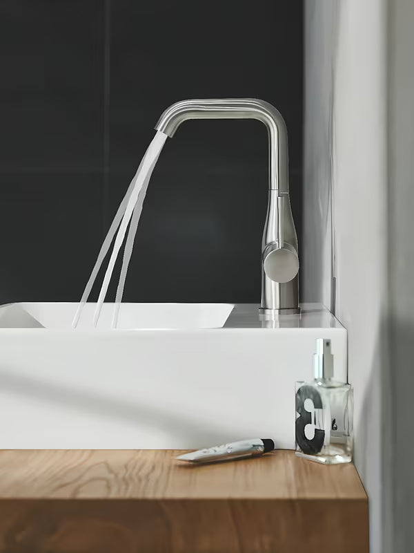 Visoka enoročna armatura za umivalnik Grohe Essence New v izvedbi supersteel z vrtljivim izlivom