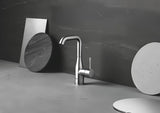 Visoka enoročna armatura za umivalnik Grohe Essence New v izvedbi supersteel z vrtljivim izlivom