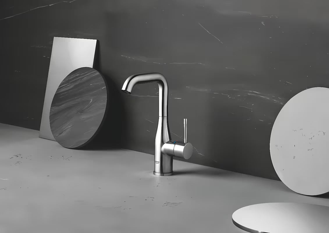 Visoka enoročna armatura za umivalnik Grohe Essence New v izvedbi supersteel z vrtljivim izlivom
