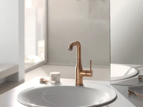 Visoka enoročna armatura za umivalnik Grohe Essence New v površinski obdelavi Brushed Warm Sunset z vrtljivim izlivom.