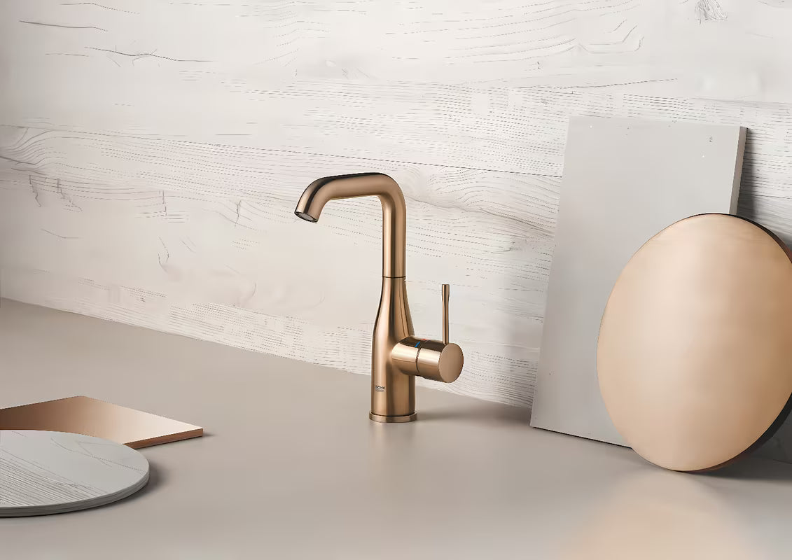 Visoka enoročna armatura za umivalnik Grohe Essence New v površinski obdelavi Brushed Warm Sunset z vrtljivim izlivom.